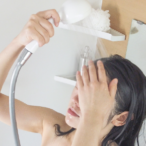 エルセ BABU シャワーヘッドでシャワーを浴びる若い女性のイメージ